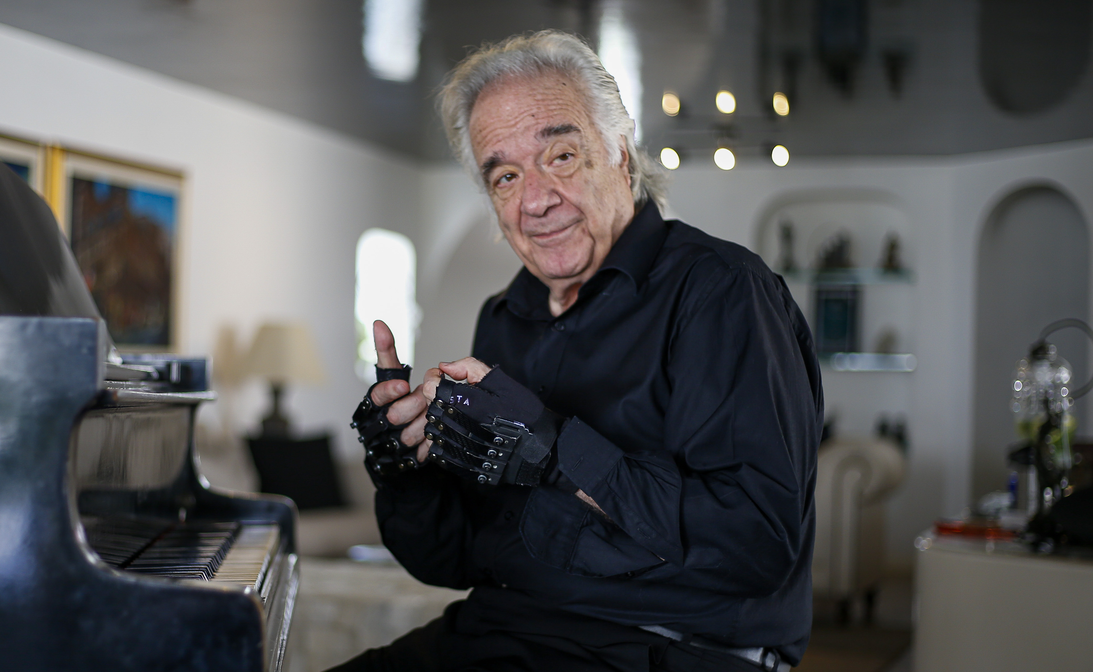 Aclamado músico brasileño vuelve al piano gracias a guantes ‘milagrosos’