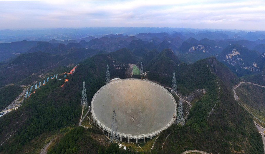 Telescopio FAST detecta hidrógeno neutral extragaláctico para estudio de materia oscura