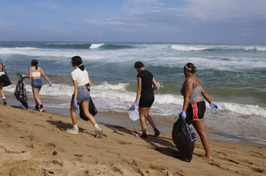 Miles de voluntarios se despliegan en Puerto Rico para recoger toneladas de basura