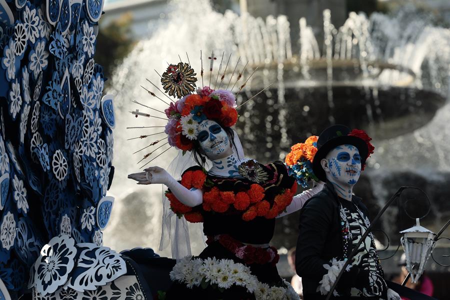 Majestuosas calaveras y catrinas desfilan por calles de Ciudad de México para celebrar Día de Muertos