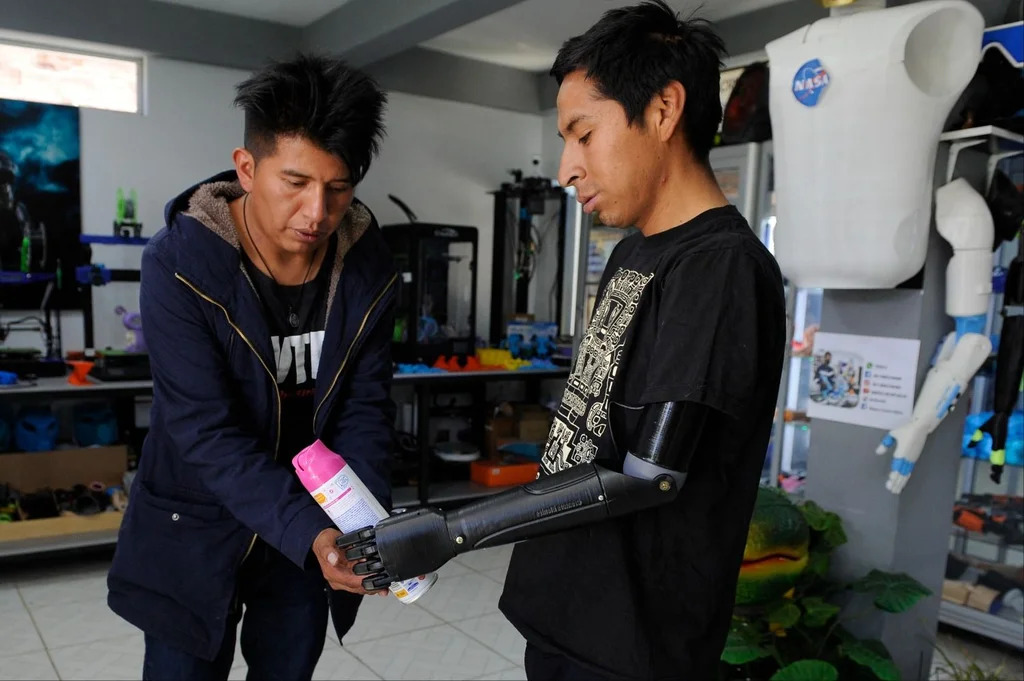 Un juguetero crea prótesis 3D para personas con discapacidad en Bolivia