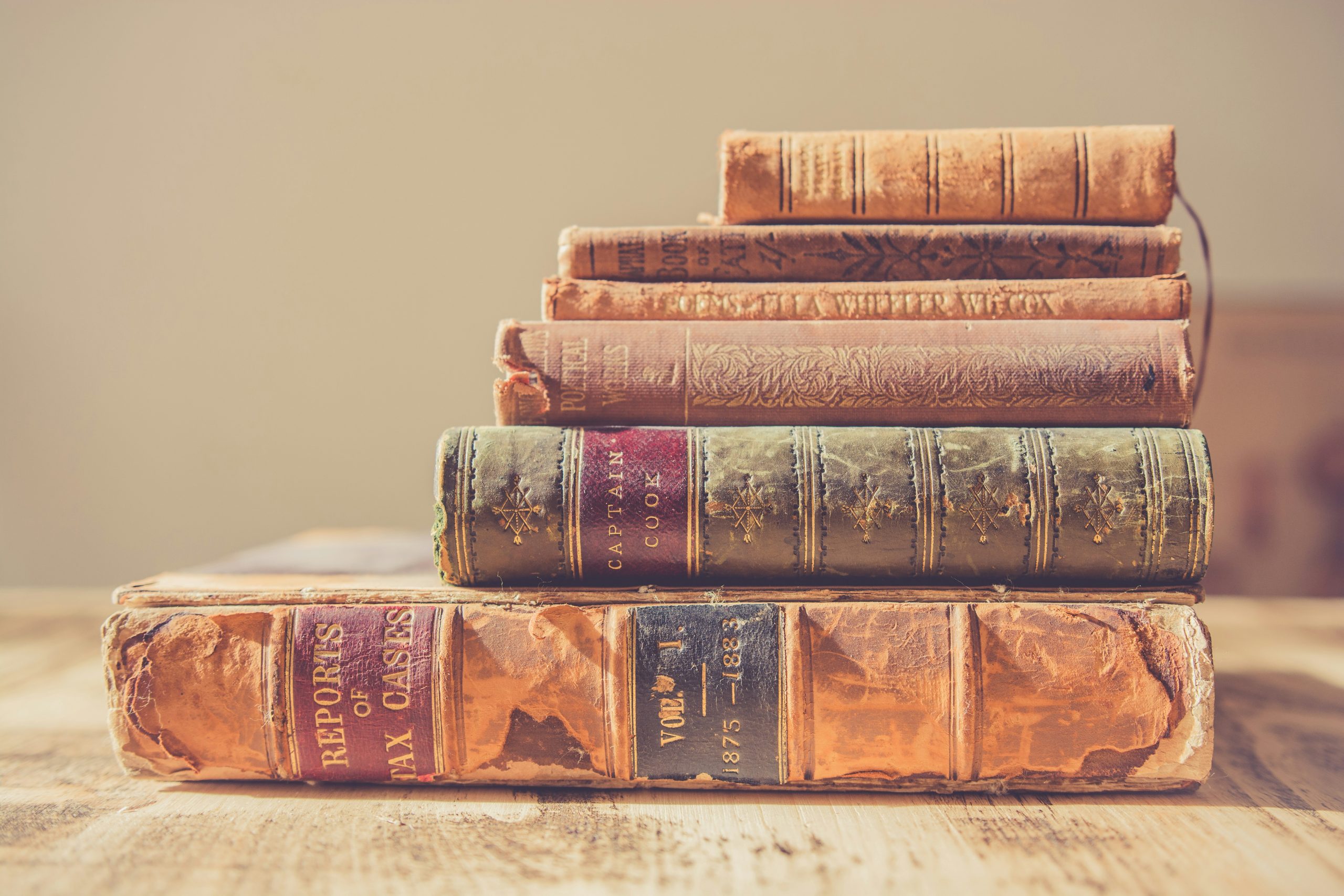 Un restaurador ecuatoriano devuelve la vida a libros antiguos