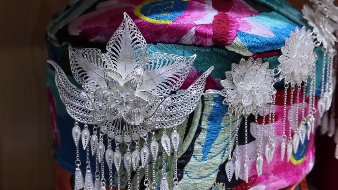 Artesanos en Guizhou perpetúan la ancestral técnica de joyería de plata Miao