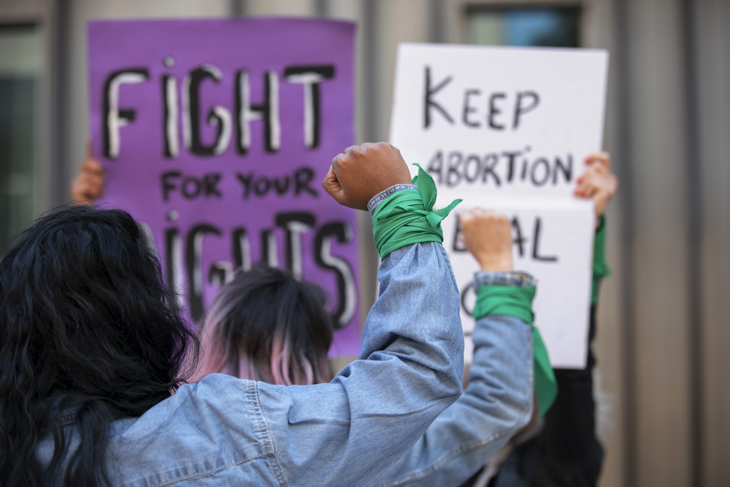 Francia se convierte en el primer país en proteger el derecho al aborto en su constitución