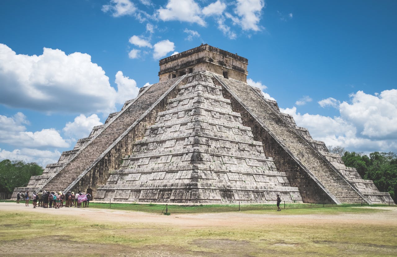 El fenómeno de la serpiente lunar ilumina a la zona arqueológica mexicana de Chichén Itzá