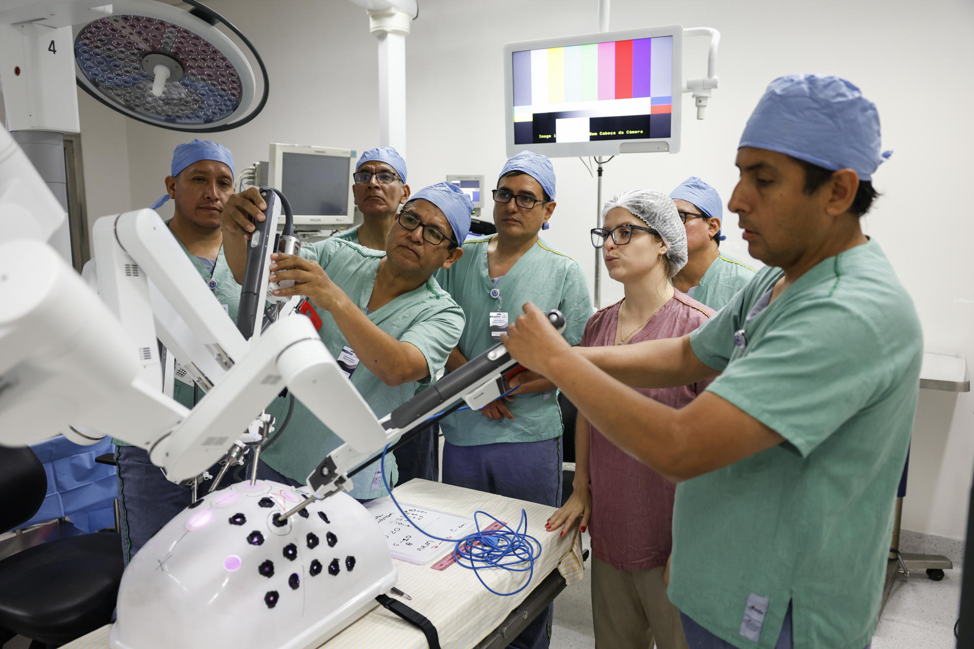 En Brasil capacitan en cirugía robótica a médicos de la región