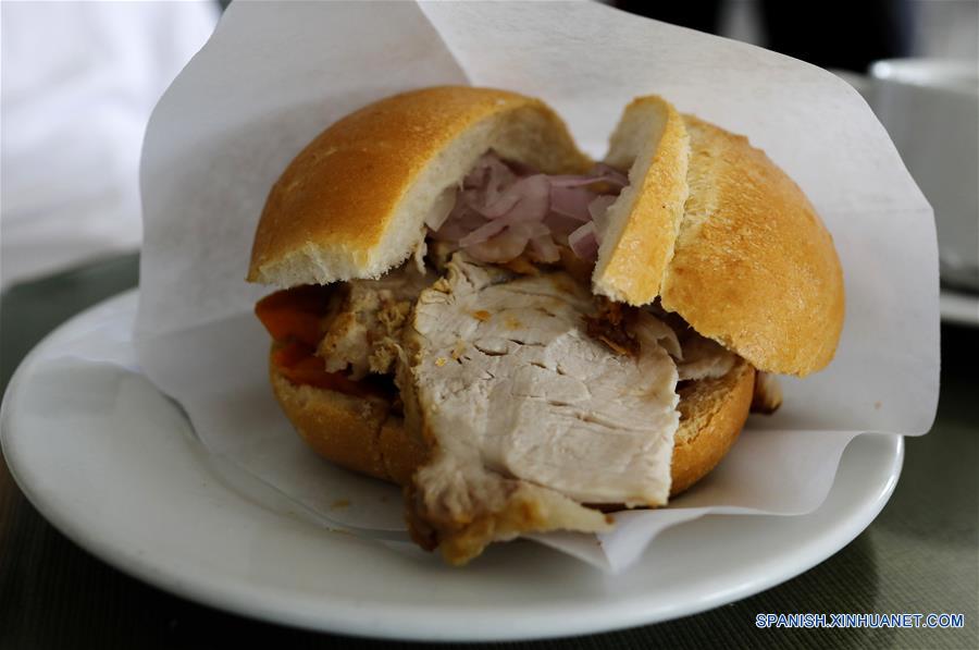 Perú prepara el pan con chicharrón más grande del mundo