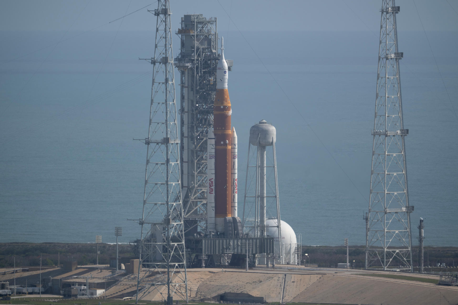 Los astronautas de Artemis II llegan a la plataforma de lanzamiento en Florida