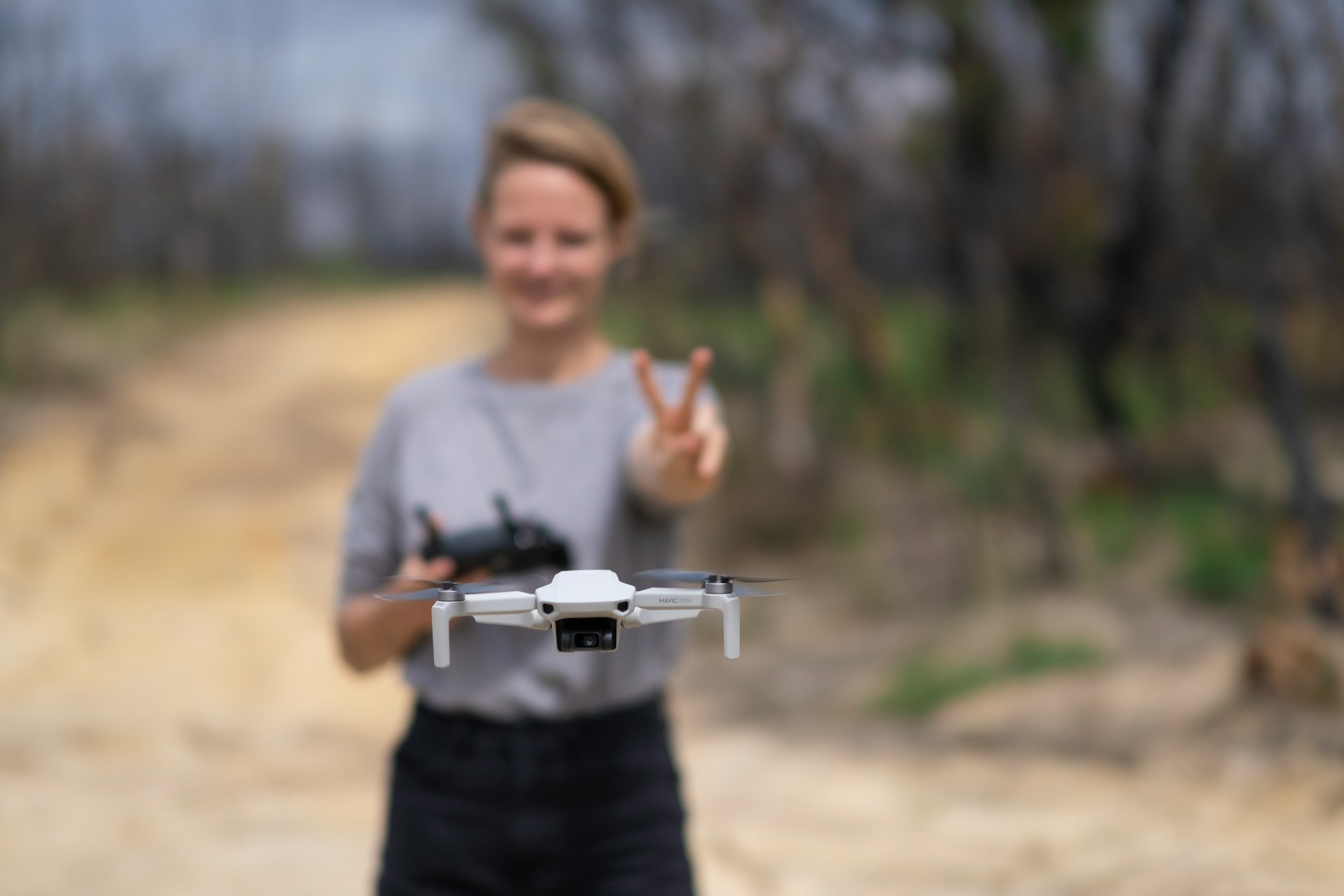 Niñas y niños aprenden a pilotar drones
