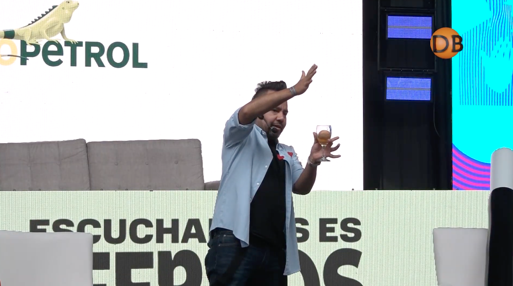 Magia hindú acerca cultura en feria colombiana