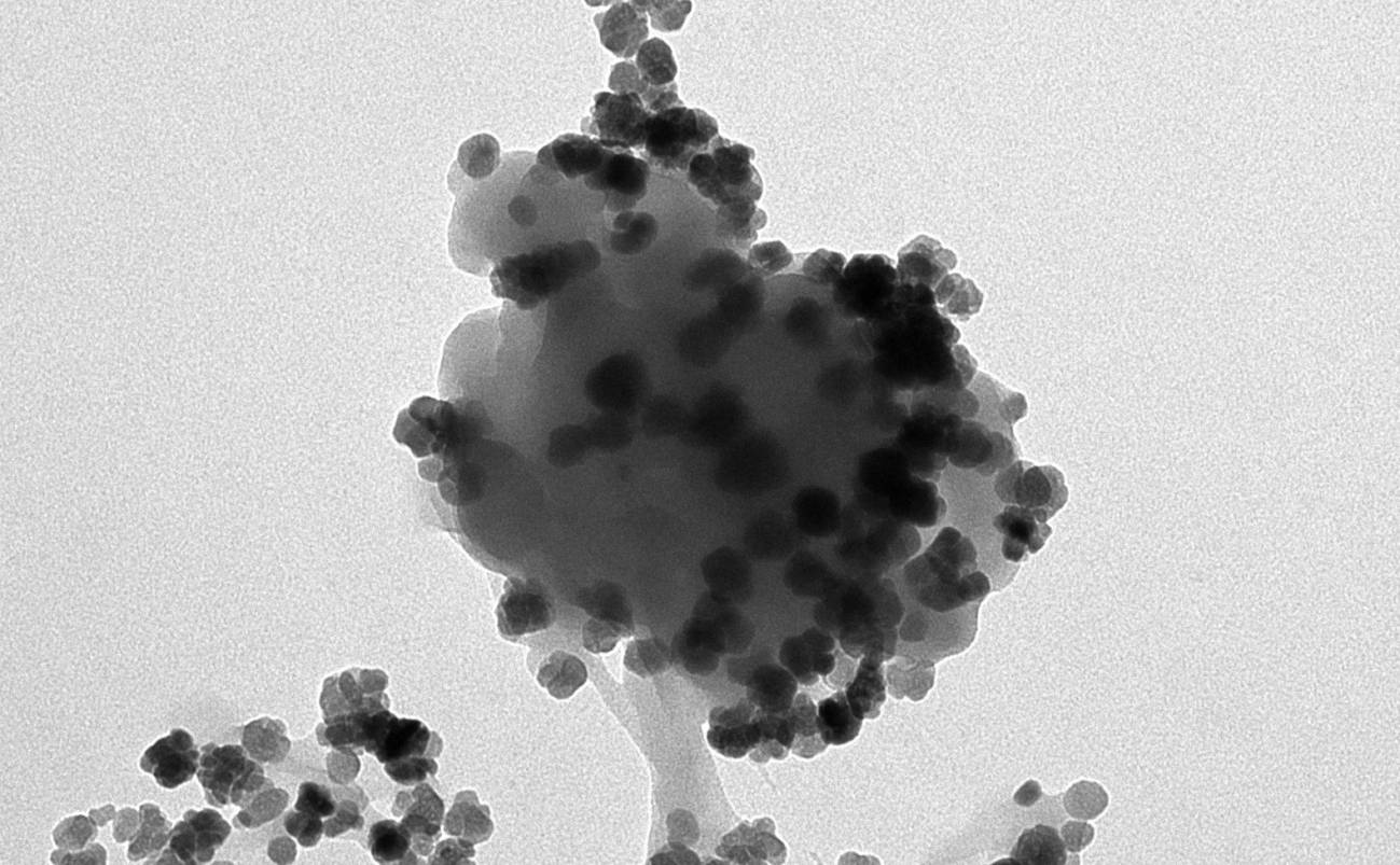 Un método captura nanoplásticos del agua y los convierte en materiales descontaminantes