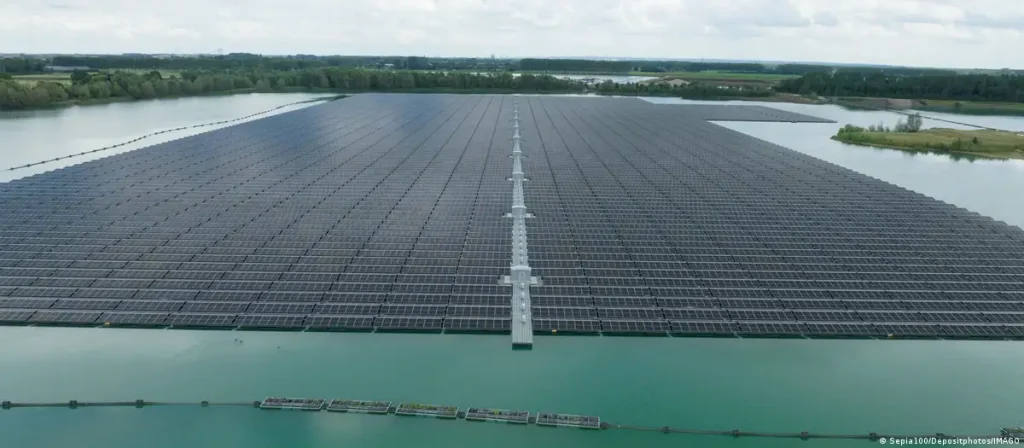 La energía solar ya se aprovecha sobre el agua en distintos países; ahora, un equipo chino ha llevado esta tecnología aún más lejos: bajo el mar (foto de referencia).Imagen: Sepia100/Depositphotos/IMAGO